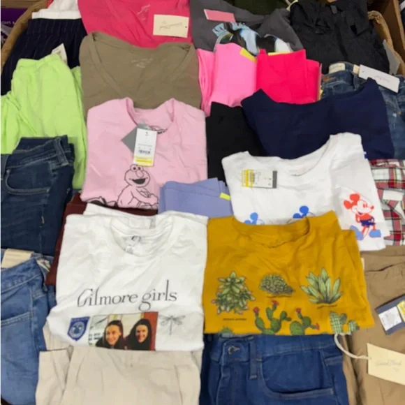 SUPPORT OUR SHOW (LOT OF 10-15) Target Women’s Wholesale Clothing Box - Picture 3 of 9